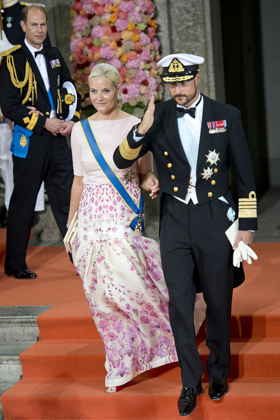 Kronprinsesse Mette-Marit og Kronprins Haakon på vei ut av Slottskyrkan ved Stockholms slott.Her iført topp fra Nina Skarra, skjørt fra Temperley London og veske fra Valentino.