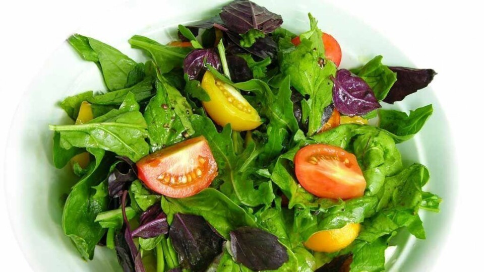Spinatsalat er sunt og godt som tilbehør til hovedretten eller som en forrett eller snack.