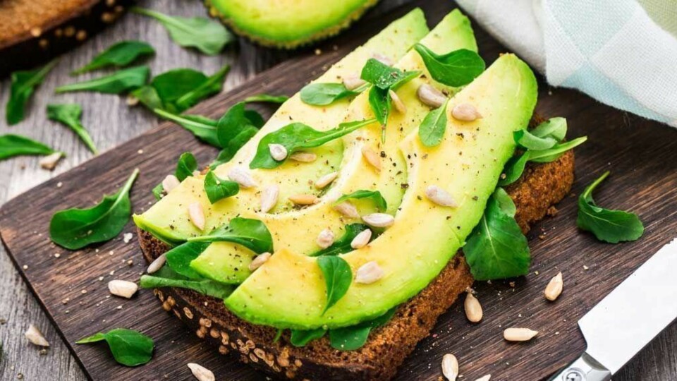 Nam! Avokado på brødet i skiver, eller rett og slett under annet pålegg istedenfor smør.