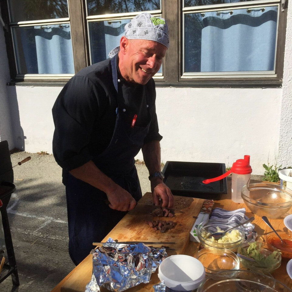 Erik Lindstrøm har tidligere jobbet som kokk på flere restauranter. Han liker å lage mat fra hele verden.