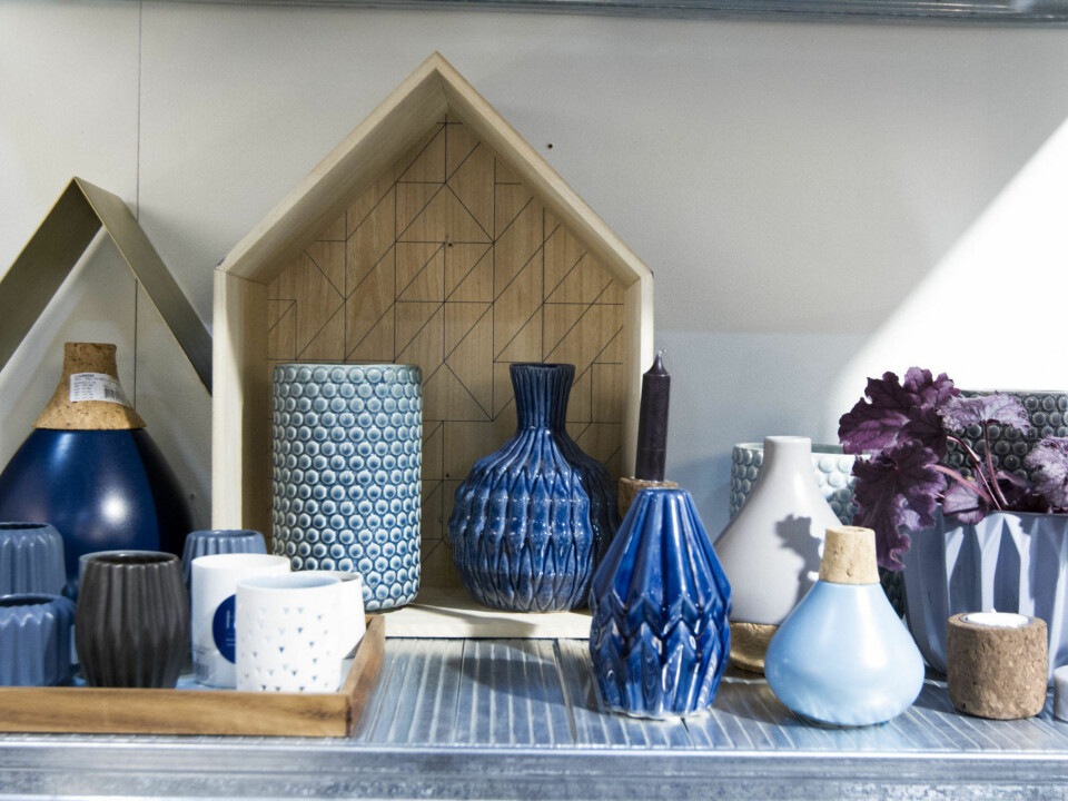 Blå toner og rustikke trehus i standen til Bloomingville.