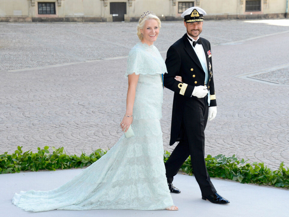 Mener hemmeligholdet rundt Mette-Marit rådyre kjoler er problematisk