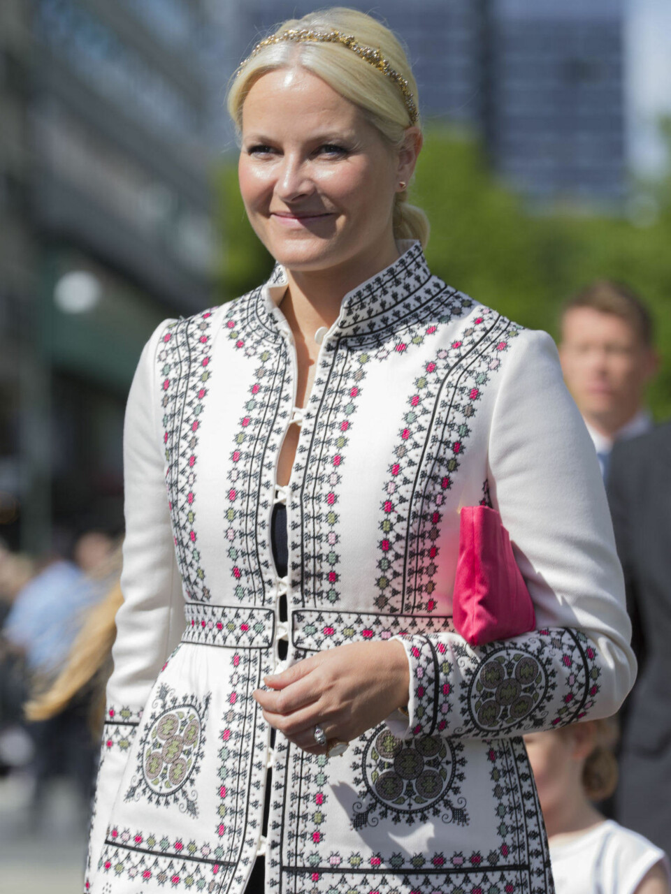 Mener hemmeligholdet rundt Mette-Marit rådyre kjoler er problematisk