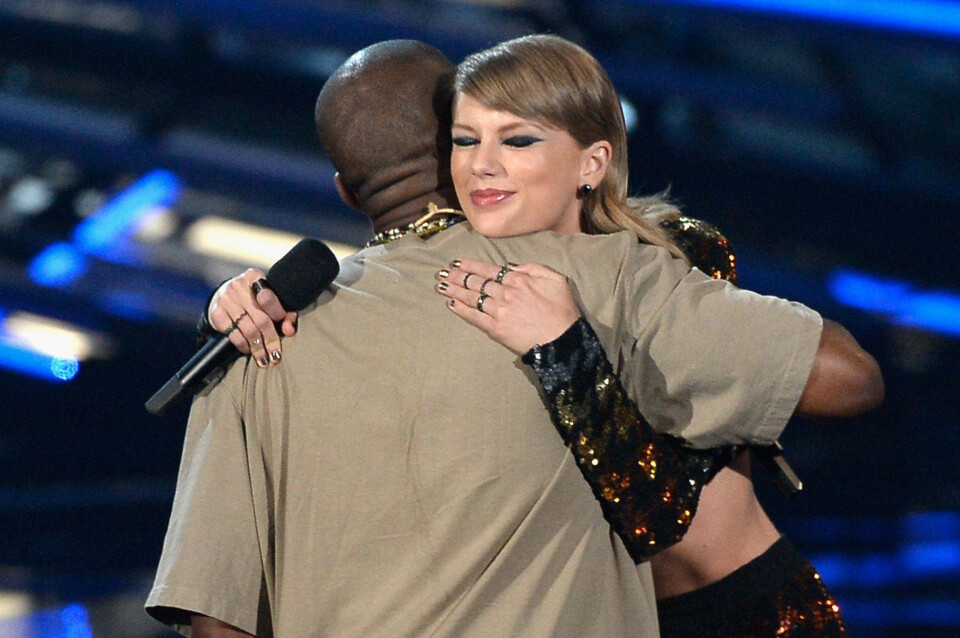 Taylor Swift overrekker Video Vanguard-prisen til Kanye West under MTV VIdeo Music Awards.