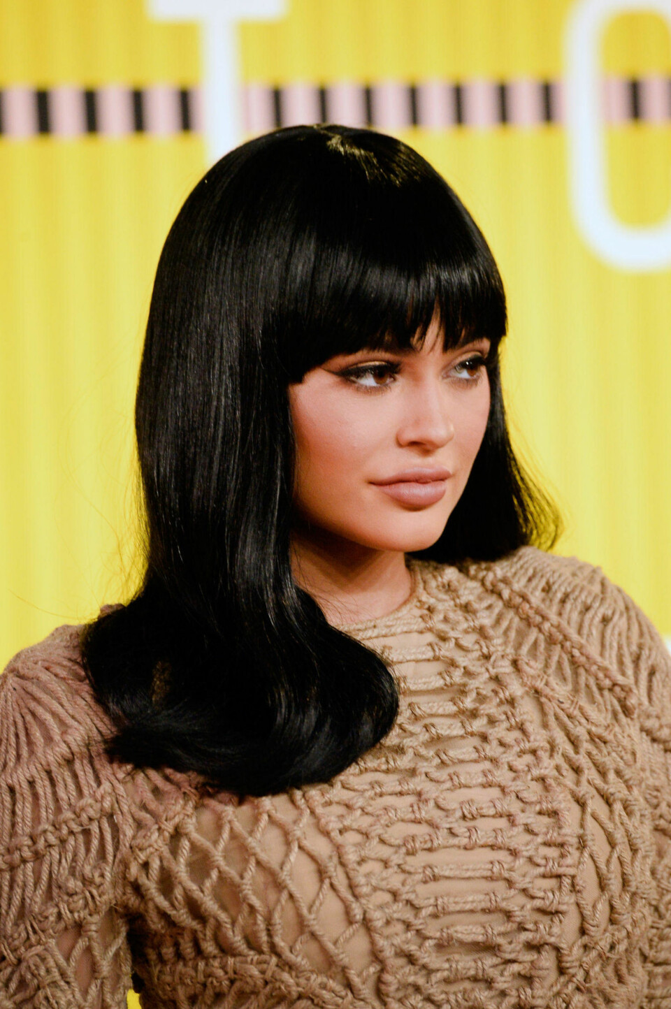 KYLIE JENNER med pannelugg.