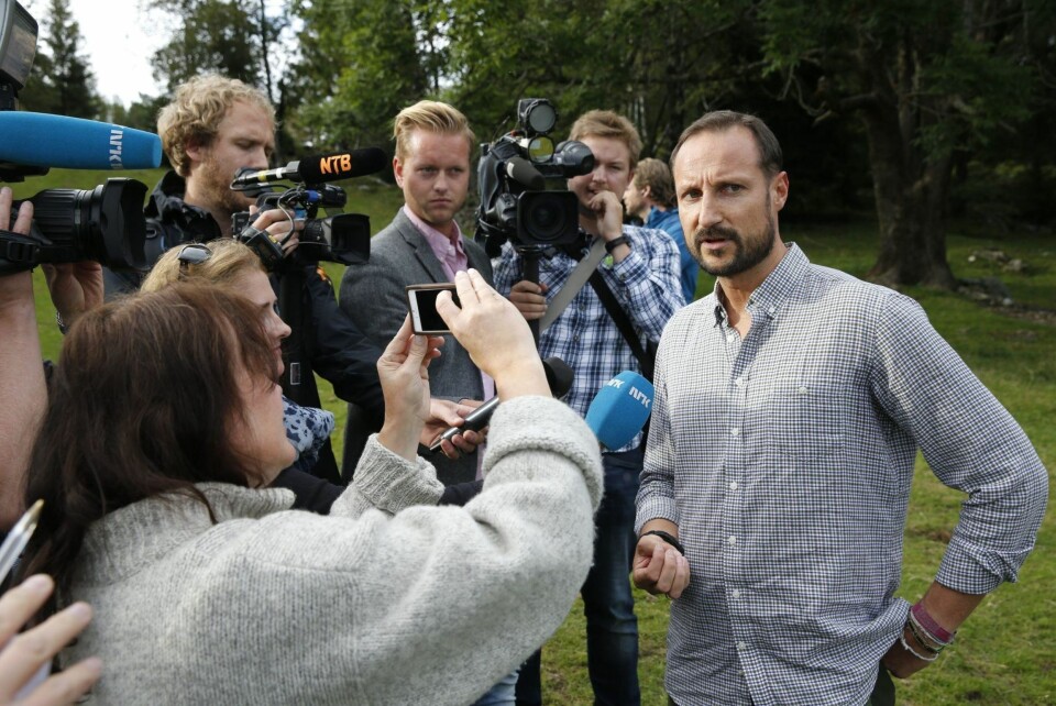 Kronprins Haakon svarte mandag ettermiddag på spørsmål fra pressen om den mye omtalte ferien kronprinsparet hadde på en luksusyacht tidligere i sommer.