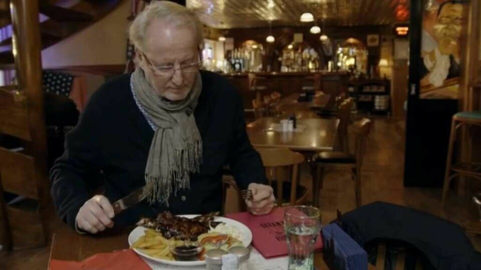 Hellstrøm smaker på de berømte spareribsene, men syns de smaker tørt.