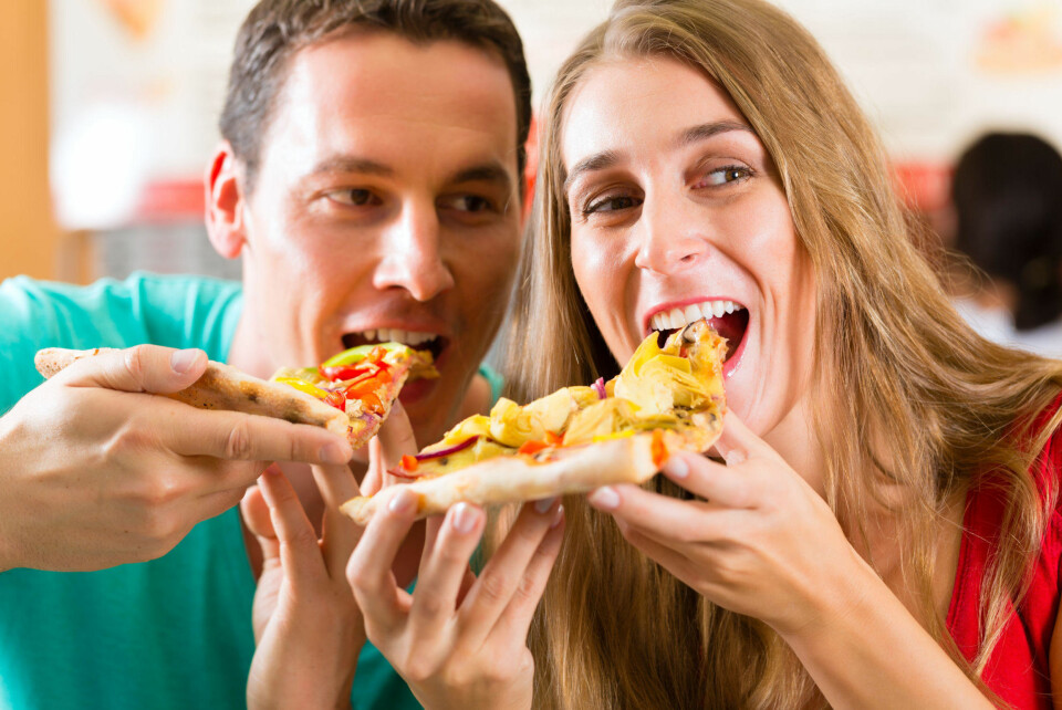 Bør du tørke overflødig fett av pizzaen?