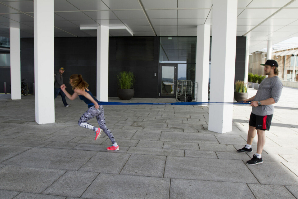BAND SPRINTS: Å løpe med motstand er en hard og effektiv øvelse der du særlig trener kjernemuskulatur, lår og rumpe.