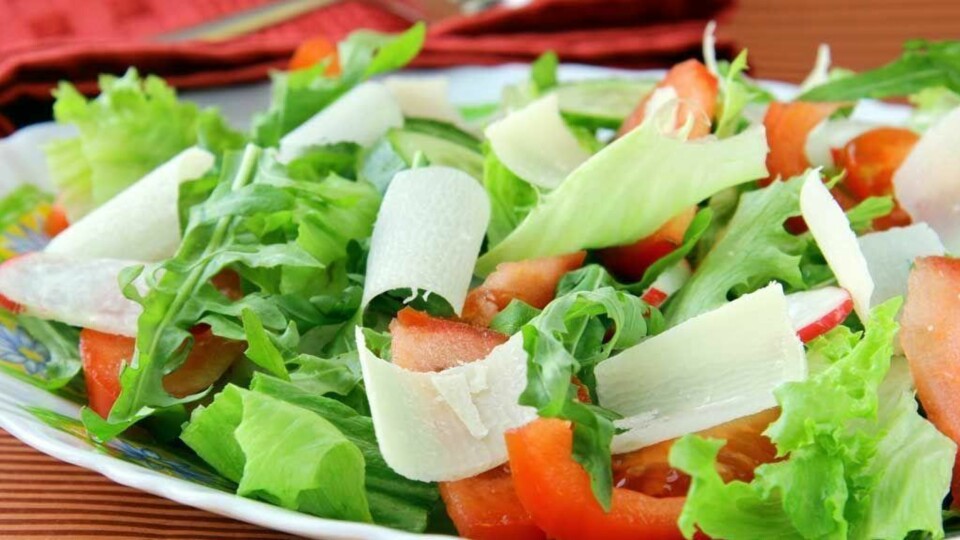 Tenk grønt til alle måltider. Her en cæsarsalat til lunsj eller middag eller som tilbehør.