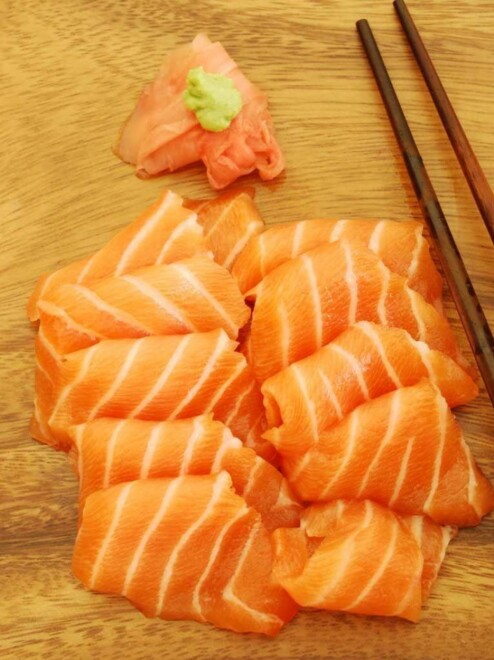 Sashimi er nydelig som kveldssnacks eller til lunsj. Ha gjerne litt vårløk, sitron og litt soyasaus over.