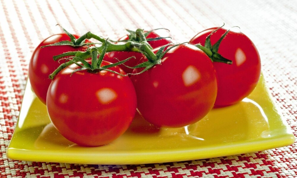 Tomater trives bedre på kjøkkenbenken enn i kjøleskapet.