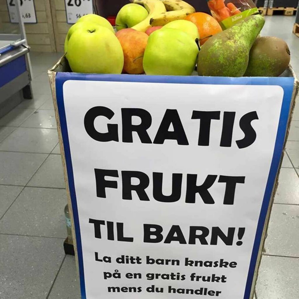 Mange Rema 1000-butikker kjører nå sin egen «fruktkampanje» der de gir ut gratis frukt til alle barn.