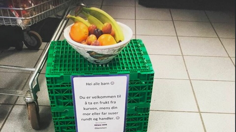 Rema 100 på Glommen i Elverum gir ut gratis frukt til barn i butikken sin.