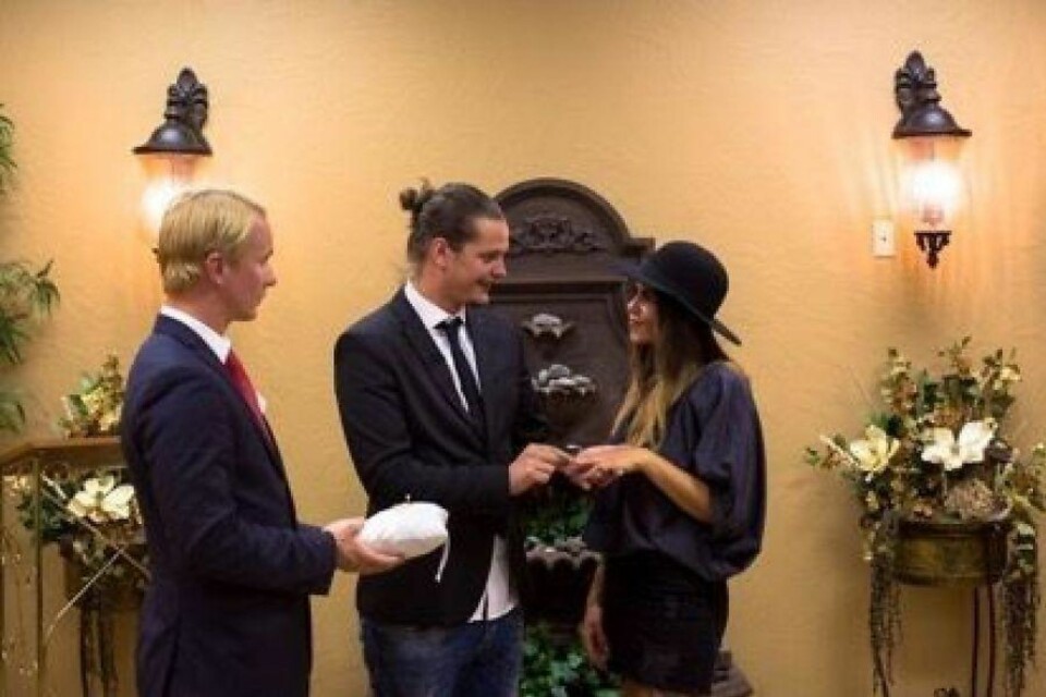 GIFT: I USA er nå Dennis og Kristin mann og kone. Her med Petter Pilgaard som vitne. Foto: TV 3