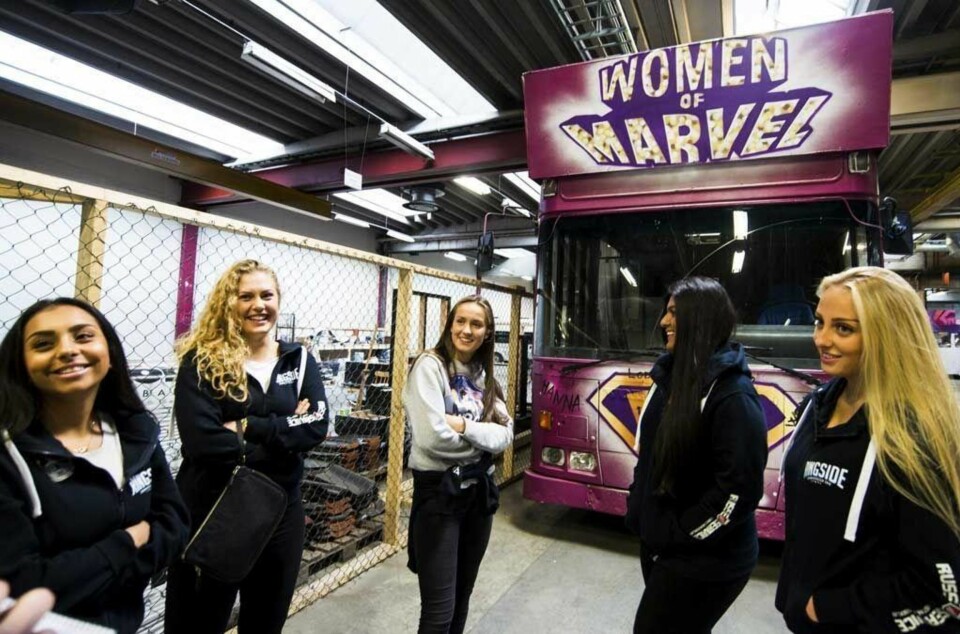 - Når man er fra Drammen må man ha leddbuss, sier en av jentene.