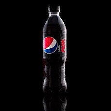 Pepsi finnes ikke på boks eller 0,33-variant her hjemme, men en vanlig Pepsi-flaske inneholder 10, 9 gram sukker per 100 ml i Norge. Ringnes mener nordmenn foretrekker Pepsi Max.