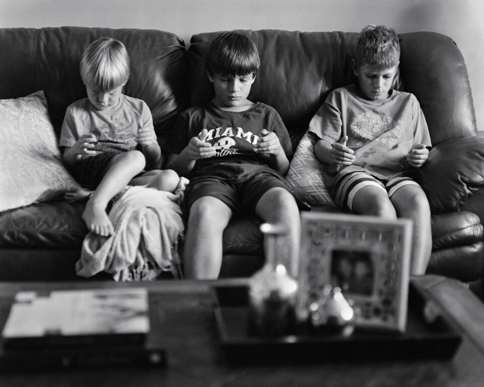 Fotografen har fjernet telefoner og iPads fra bildene for å vise hvor avhengige vi har blitt