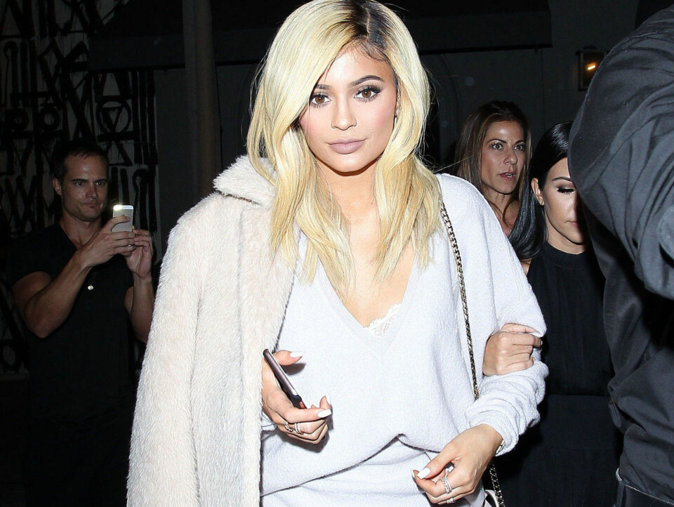 LILLESØSTER KYLIE JENNER som blondine.