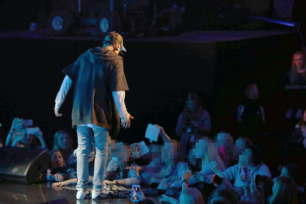 SØLTE VANN: Justin Bieber på scenen under minikonserten for snaut 1000 publikummere i Chataeu Neuf.