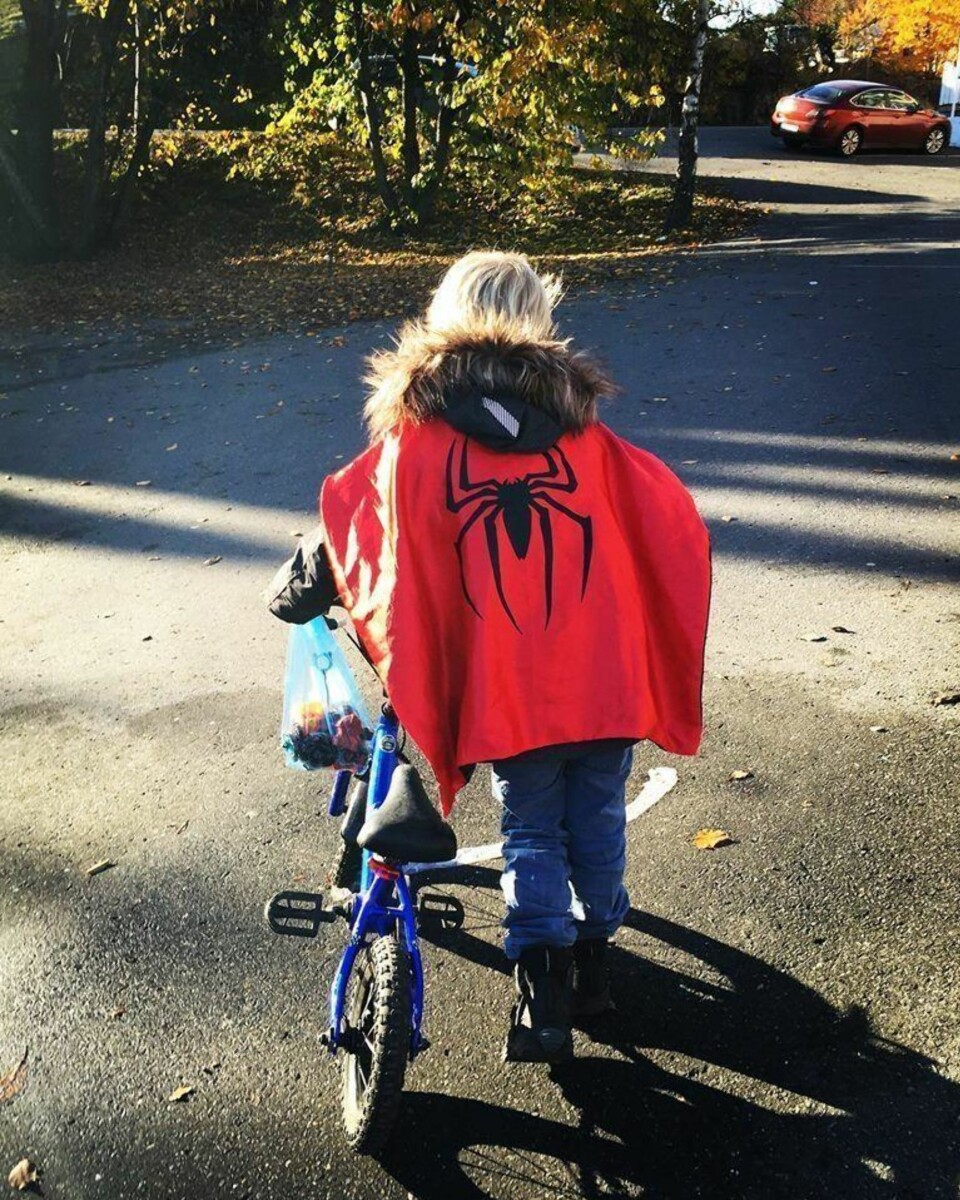 Adrian (6) ga bort sykkel og leker til flyktningbarna