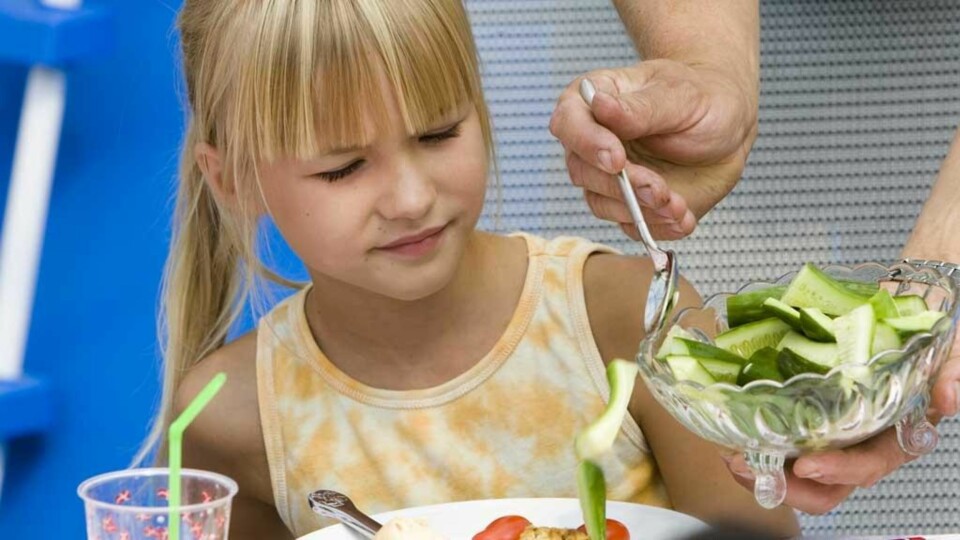 Barn trenger å bli kjent med maten gjennom smak, lukt og konsistens ifølge forsker.