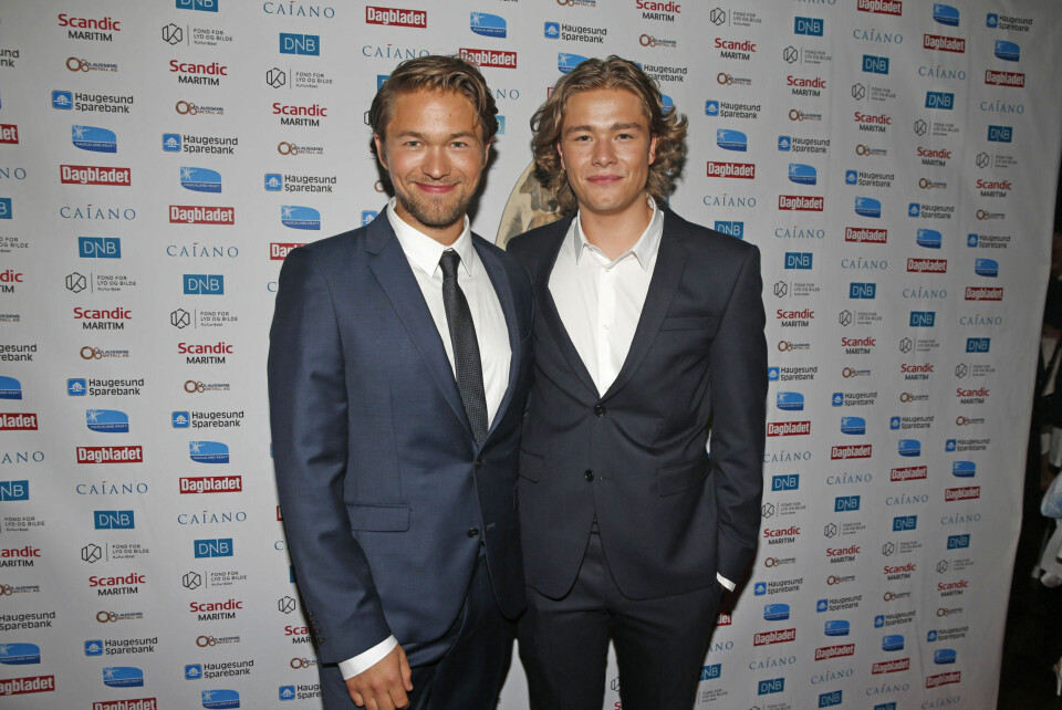 Jonas Hoff Oftebro til høyre, sammen med storebror Jakob Oftebro til venstre. Foto: NTB Scanpix