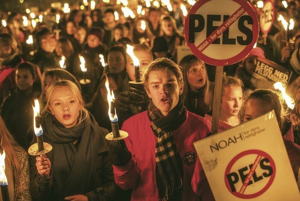 Deltakere i NOAHs fakkeltog mot pels.