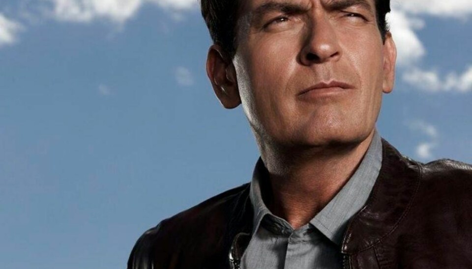 SPARKET FRA SUKSESS: Charlie Sheen ble sparket fra «Two and a Half Men» på grunn av sin utstrakte dopmisbruk, og hva det førte med seg. Rundt et år etterpå oppdaget han at han var HIV-positiv.