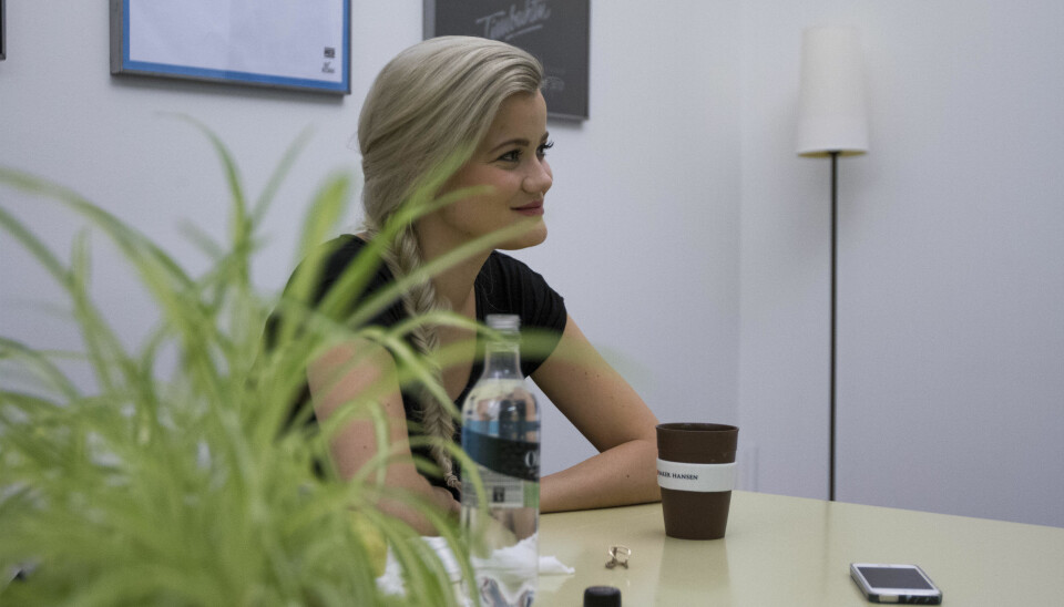 SJEFEN: Sandra er sjefen for sitt eget firma, noe som innebærer alt fra kontorjobbing med fakturaer og eposter, til øving og opptredenen. - Det er mye som skjer bak kulissene, alt må planlegges, og det tar mye tid.