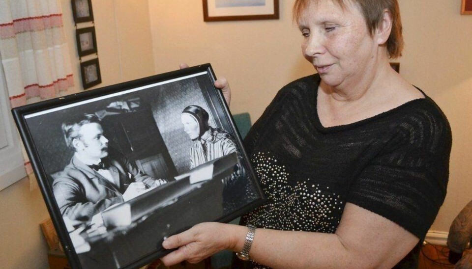 FORTIDA: Elen Olsen har latt høre fra seg også etter sin død. Her er et bilde av Esthers bestemor, sammen med presten Konrad Nilsen.
