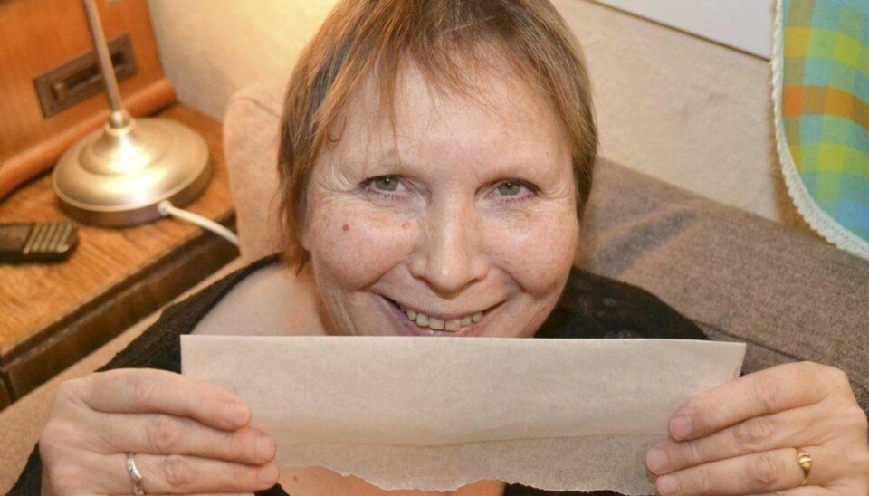MATPAPIR: Esther sto ikke først i køen da musikalske evner ble utdelt. Derfor valgte hun å spille på matpapir i podkasten.