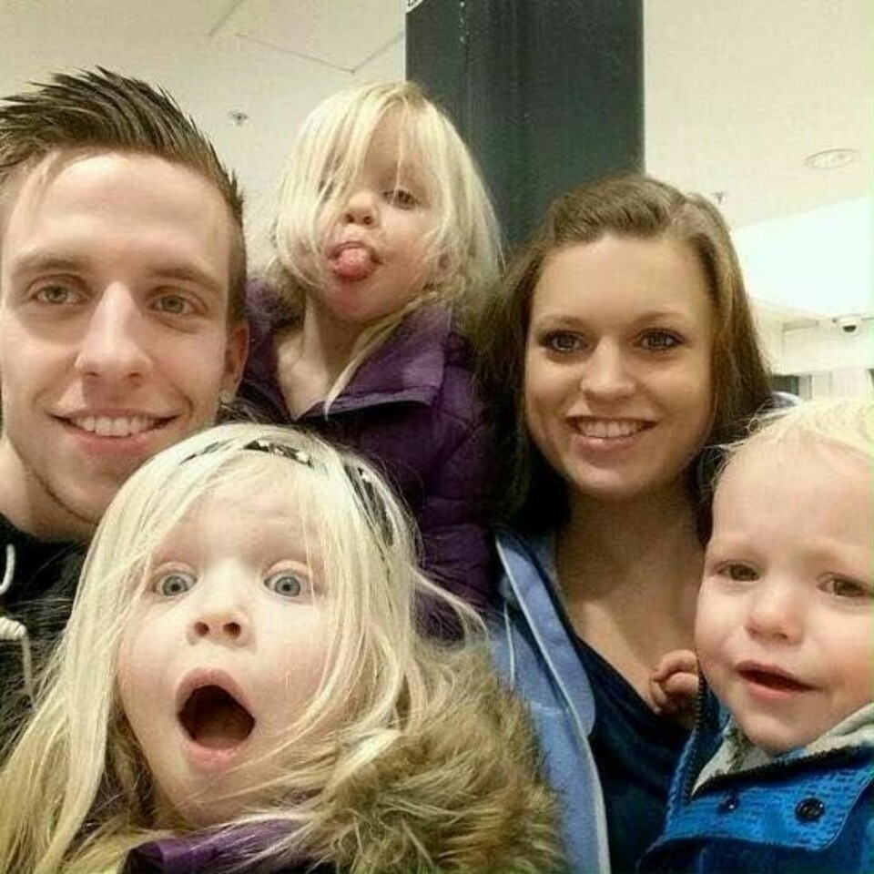 Stian Christoffer, Ann Helen Sætnan og deres tre barn Malica Linea, Eline Madelen og Snorre Matheo, vil gjerne ha besøk av noen som sitter alene på nyttårsaften. Foto: Privat