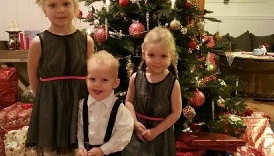 Sætnans tre barn på Malica Linea (6), Eline Madelen (4) og Snorre Matheo (28) foran fjorårets juletre. De vil gjerne ha besøk på nyttårsaften i år også.