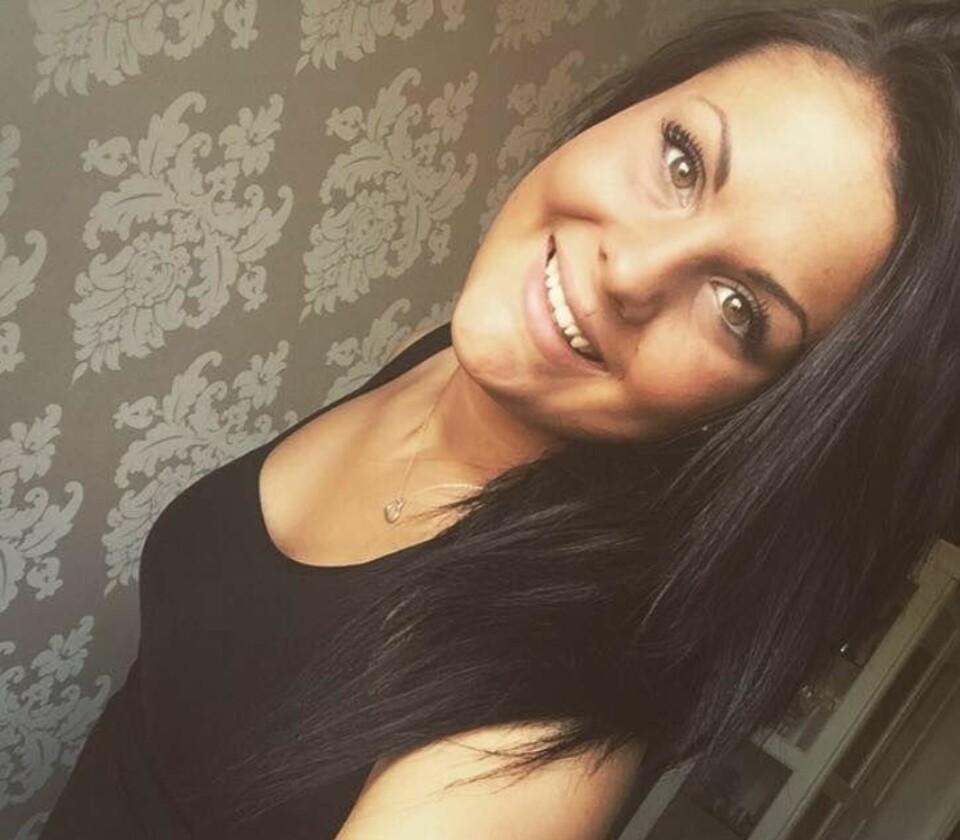 FÅTT NOK: Stephanie (19) jobber på ICA og er lei av at kundene snakker i telefonen mens de betaler for matvarene sine.