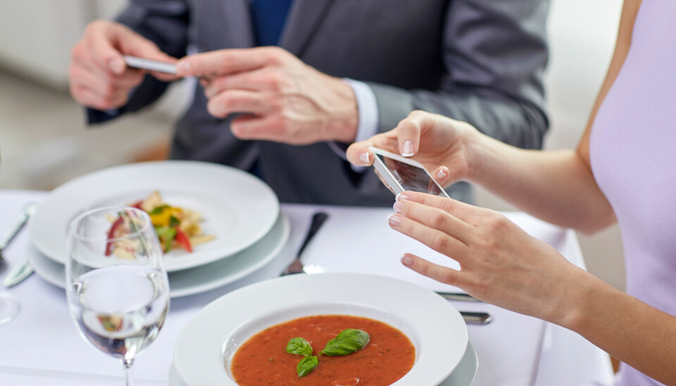 Lei av dårlig service på restauranter? Du kan skylde på mobiltelefonen