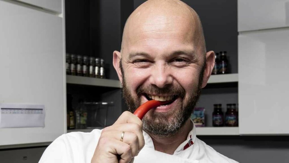 Chili er for eksempel en smaksforsterker som fungerer utmerket på juleribba, ifølge krydderekspert Yngve Storrø.
