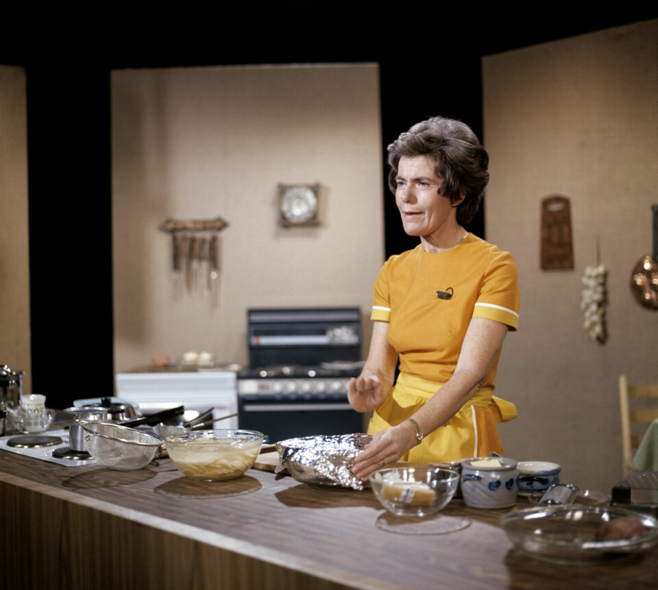 FORAN KAMERA: Ingrid Espelid Hovig lager mat i fjernsynskjøkkenet i NRK i 1974.