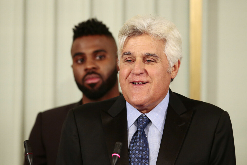 I NORGE: Jay Leno skal lede kveldens Nobelkonsert, og mener at Norge går foran som et godt eksempel i en verden preget av krig og konflikt. Her sammen med Jason Derulo.
