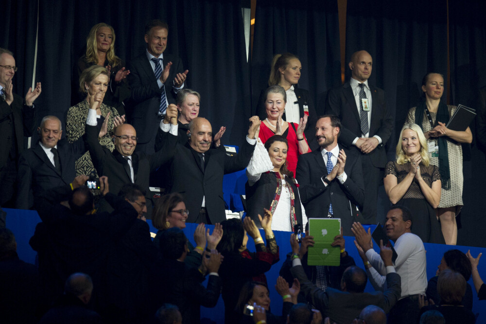 NOBELKONSERT: Nobelprisvinnerne, kronprinsesse Mette-Marit og kronprins Haakon ankommer Nobelkonserten 2015 i Telenor Arena på Fornebu fredag kveld. Konserten holdes til ære for årets prisvinner: Den tunisiske dialogkvartetten.