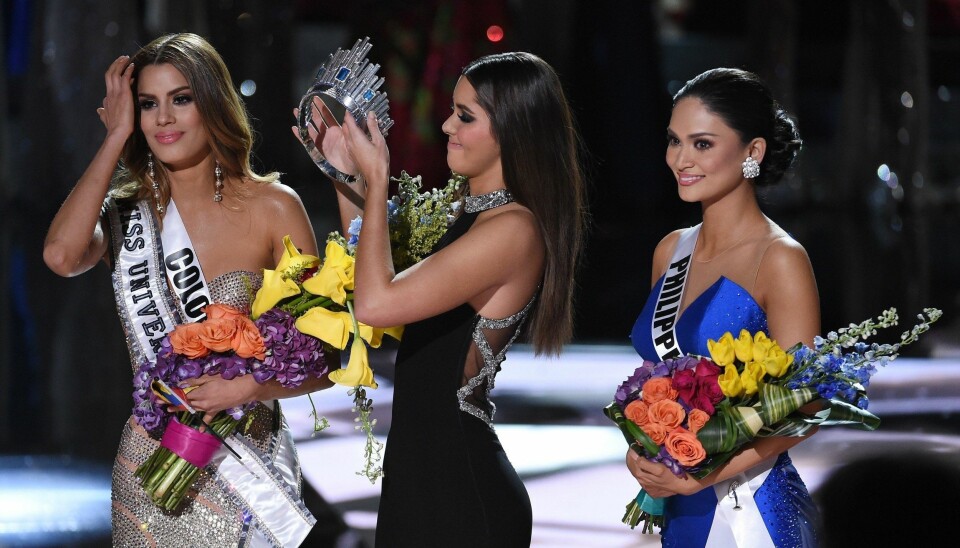 Miss Universe 2014, Paulina Vega, tar kronen av Ariadna Gutierrez for å gi den til Pia Alonzo Wurtzbach.