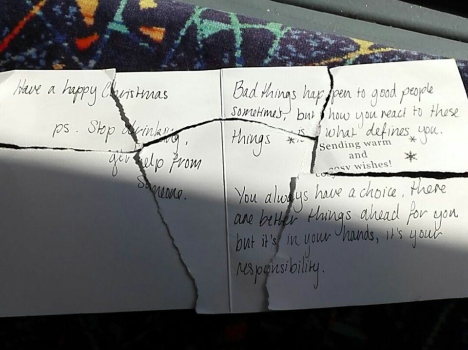 JULEKORT: Dette kortet ble funnet på bussen, revet i stykker.