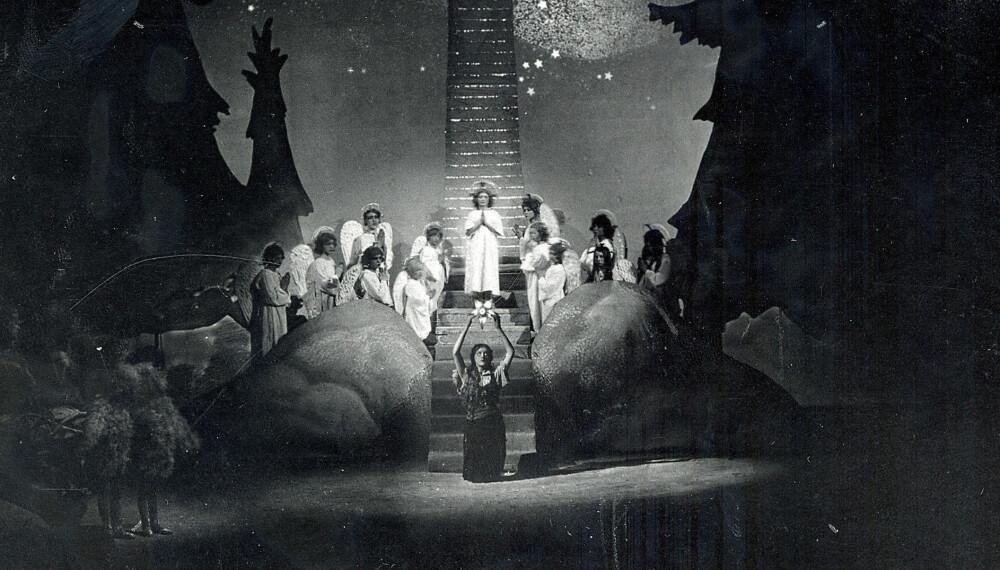 Bilde fra forestillingen i 1924. Her kommer Julestjernen til Sonja.