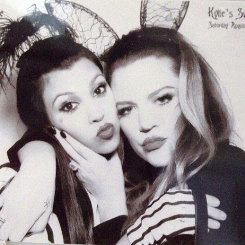 SØSTRE: Kourtney og Khloe Kardashian viser ekte søskenkjærlighet.