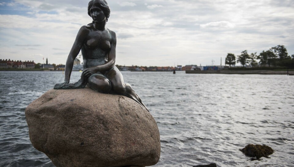 I H.C. Andersens eventyr, dør til slutt den lille havfruen.