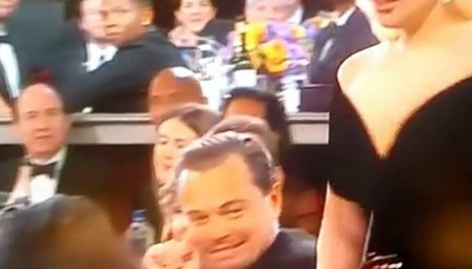FANGET: Leonardi DiCaprio har fått nettet til å le av sin reaksjon da Lady Gaga passerer ham for å hente sin pris på scenen. Selv vant han for «The Revenant», så han hadde en god kveld.