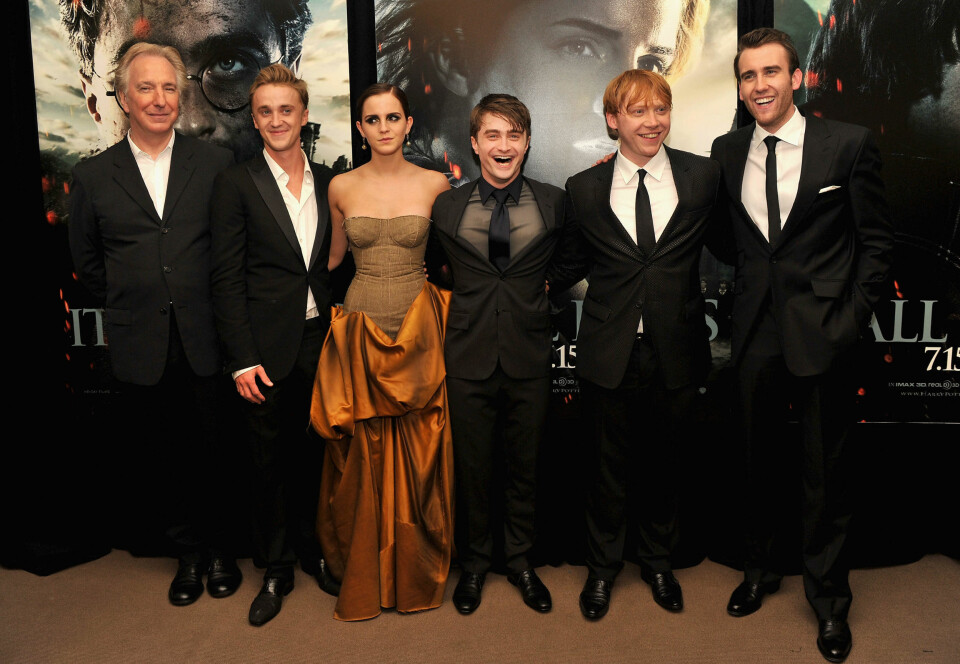 HYLLES: Alan Rickman hylles av sine tidligere skuespillerkollegaer fra Harry Potter-filmserien. Rickman torsdag 14.01. 69 år gammel. Her fra premieren av den siste filmen. Fra venstre: Alan Rickman, Tom Felton, Emma Watson, Daniel Radcliffe, Rupert Grint og Matthew Lewis.
