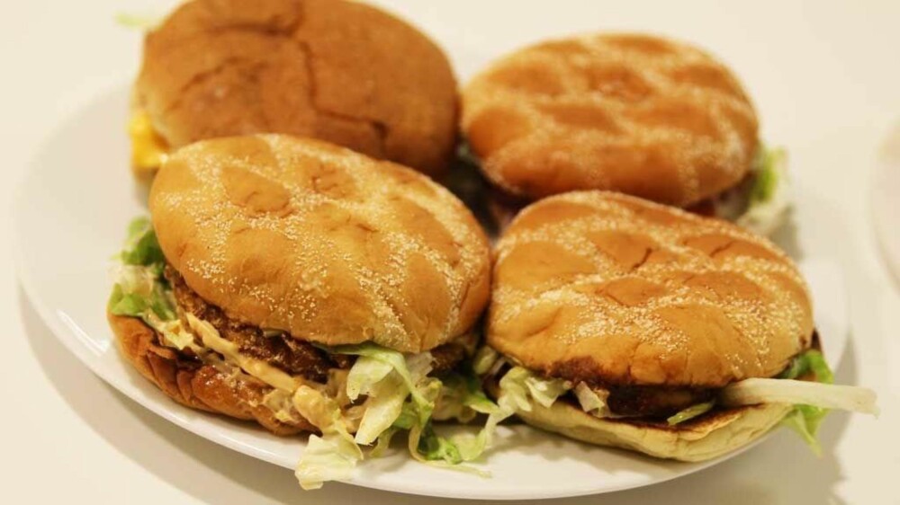 Vi har testet de nye burgerne til hamburgerkjeden MAX, en vegansk burger og tre vegetarburgere. Les hva vi syns i vår uhøytidelige test.