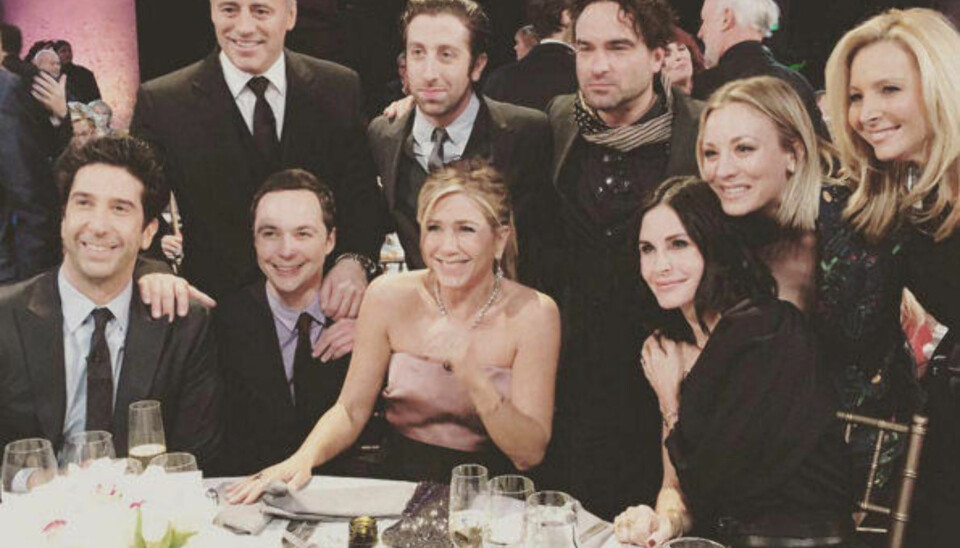 Skuespillerne i Friends og The Big Bang Theory under hyllesten av Burrows.