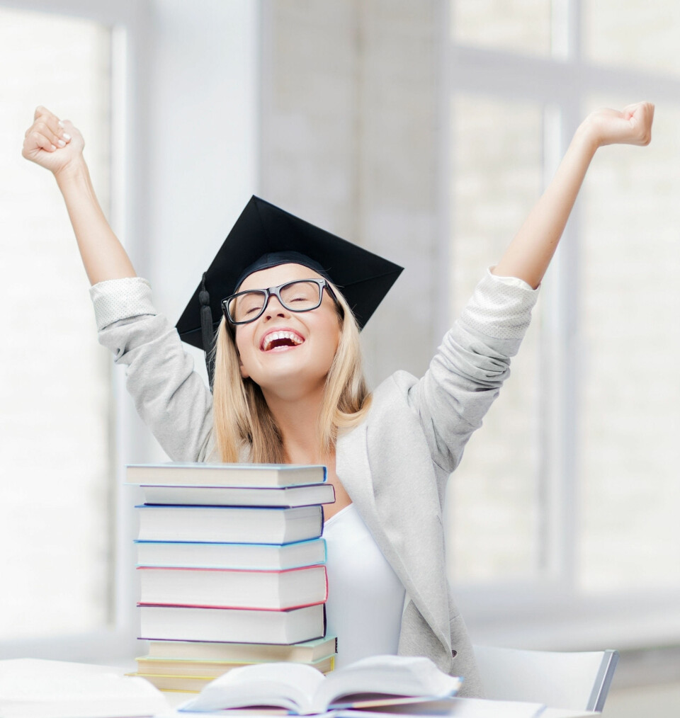 JUBEL: Er du en av dem som har gått fem år på skolen, kan du juble. Mastergraden er definitivt mer verdt enn en bachelor. Foto: Colourbox